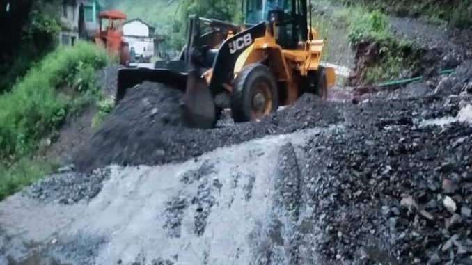No relief from rain on mountains, Badrinath highway closed after landslide, alert in these districts of Himachal-Uttarakhand