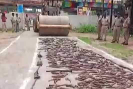 In Madhya Pradesh, the police destroyed a stock of illegal weapons, a road roller ran on pistols, swords and foreign guns