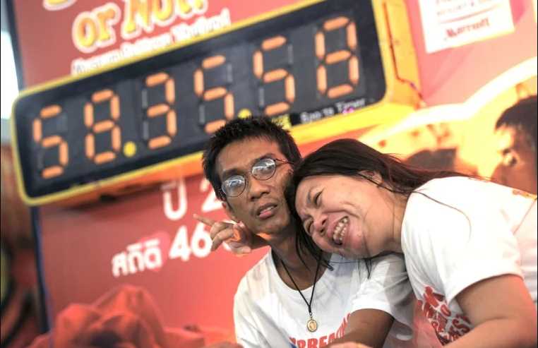 This couple kept kissing each other for 58 hours 35 minutes, even the Guinness Book was surprised to see the record!