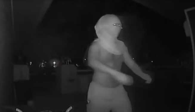 Mask on the face, kick at the door, what kind of game is this to scare people in the middle of the night?