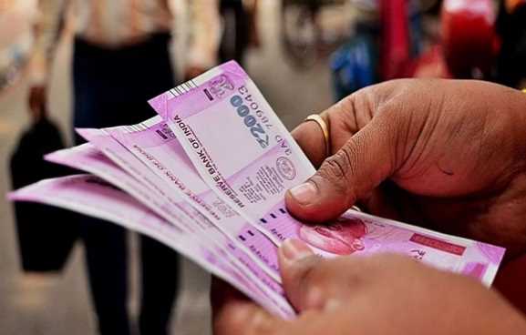 Rs 2000 notes are piling up in banks, customers will get this benefit