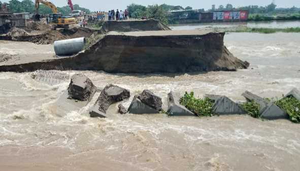 Rivers swelled due to rain in Bihar, flood water entered many villages; road lost