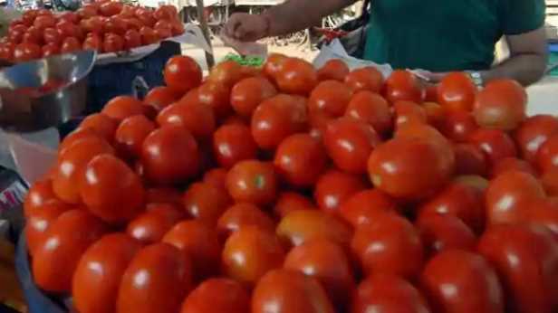 Indians running to Nepal for cheap tomatoes, the price is so low that the head gets dizzy