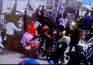 Mother-father and daughter beat up female employee at petrol pump in Madhya Pradesh, FIR registered