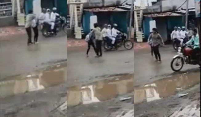 In Maharashtra, a girl was caught on the road in broad daylight, people remained spectators