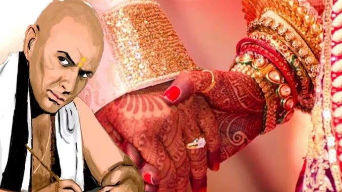 Chanakya Niti: चाहे पत्नी कितनी प्यारी हो… भूलकर भी न बताएं ये 4 बात…