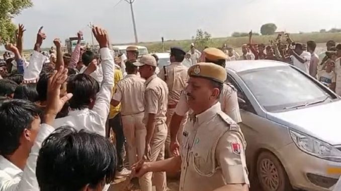 Just now: Heavy stone pelting on the convoy of Gehlot's minister in Rajasthan, many policemen injured.