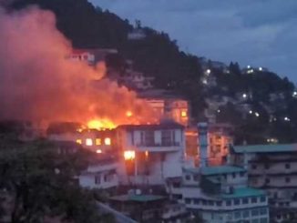 Just now: Massive fire broke out in a hotel in Mussoorie, many fire brigade vehicles present on the spot.