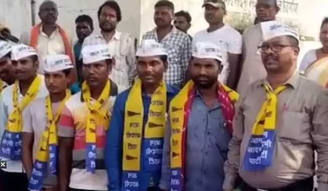 Big blow to Congress-BJP in Chhattisgarh, more than two dozen workers joined AAP