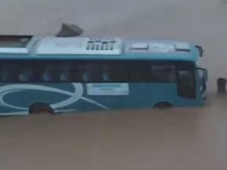 India-Nepal Friendship bus stuck in the river in Haridwar, there was screams, know how the lives of the passengers were saved?