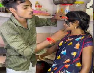 Husband made wife's hairstyle by heating the lighter on the stove, people were stunned to see the jugaad