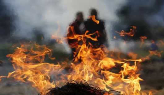 In Bihar, due to separation from her son, mother jumped on the funeral pyre, got seriously burnt, know the whole matter.