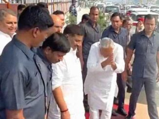 Now CM Nitish bowed down; When stopped for a question, he folded his hands and bowed his head twice.