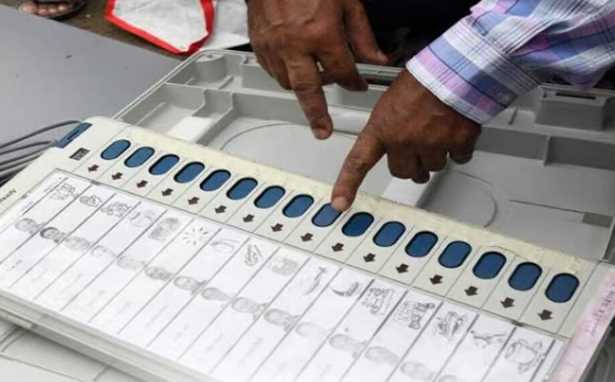 During voting in Chhattisgarh, EVM malfunctioned at these places, voting was disrupted.