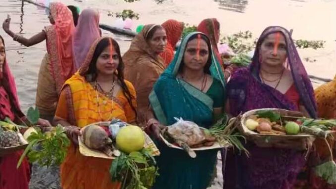 In Bihar, women offered evening prayers to the Sun, the country was colored in the colors of Chhath Puja.