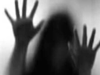 In Muzaffarpur, a minor girl who came out of the house was gang-raped, murdered and the body was thrown behind the school.