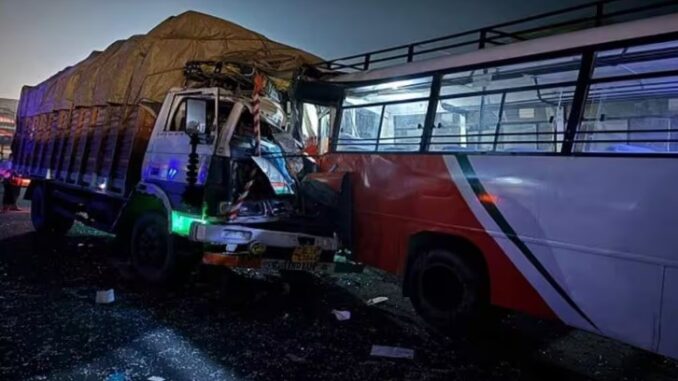 Orgy of death: A speeding truck rammed into a standing bus full of passengers, the bus was overturned, 6 died - watch the scene