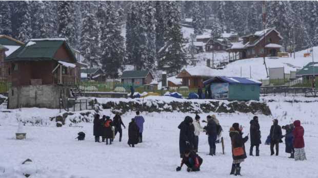 Heavy snowfall and rain in Himachal; Rohtang Pass closed, IMD's yellow alert issued