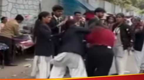 Chaos outside the college: A fight broke out between girls, people made a video