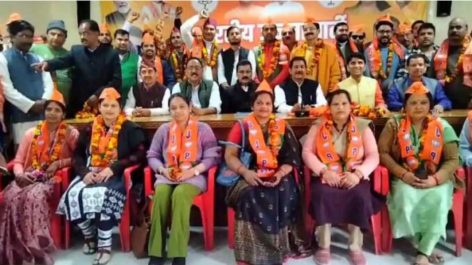 Before the Lok Sabha elections in Uttarakhand, BJP made a dent in Congress, gave membership to more than 100 workers.