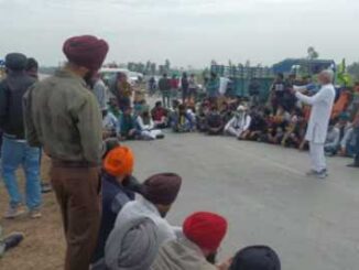 Farmers of Uttarakhand ready to march to Delhi by parking tractors on the highway in support of farmers on the Indus border.