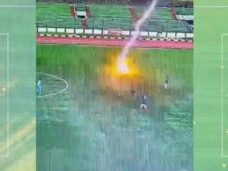 You will be shocked to see this video, lightning struck the footballer's head in a live match, a horrifying accident happened