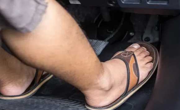 Those who drive a car wearing slippers should be careful, mistake can be costly