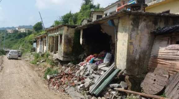 Land subsidence in this area of Uttarakhand, huge cracks in houses and shops; Treatment not done even after eight months