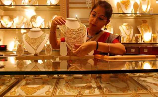 Gold Price Today: Gold is continuously becoming cheaper, is this the right time to buy? Know the latest rates