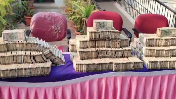 5 crore 60 rupees cash, 106 kg jewellery, police were shocked when raided