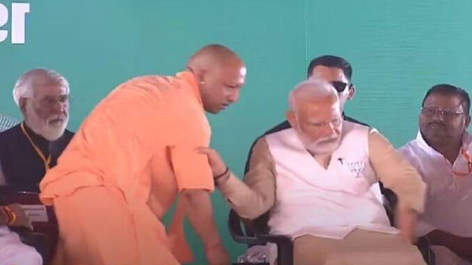 Suddenly PM Modi held CM Yogi's hand on the stage, what he did is worth knowing.