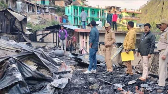 Eight houses gutted due to massive fire spread in Uttarakhand, accident caused by LPG cylinder