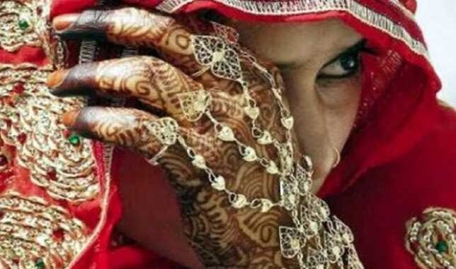 The bride was waiting for the groom by applying mehndi on her hands, suddenly this incident happened, know what is the whole matter