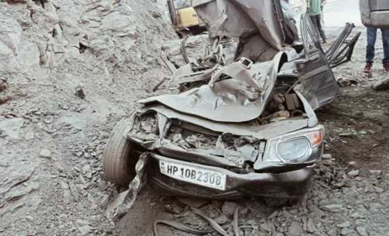Stones fell from a hill on a moving vehicle in Himachal, two dead, two seriously injured
