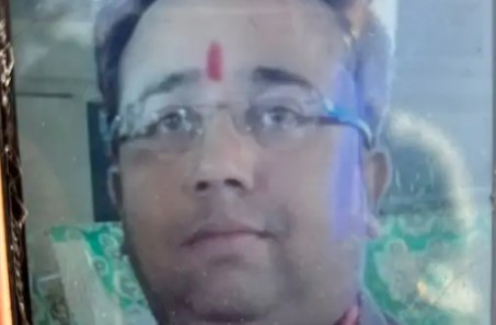 Dr. Mohit Gill, the director of Ayushman Hospital at Budhana turn of Nagar Kotwali area in Muzaffarnagar, has committed suicide. Police is busy investigating on the spot.