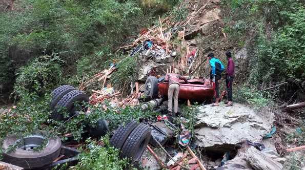 Road accident in Uttarakhand: Canter overturned in ditch due to tire burst, debris flew; death of one