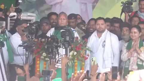 Lalu asked for votes for his daughter Rohini in this manner, 'Lagal Lagal Jhulniya Mein Dhakka Balam Calcutta Chalal...