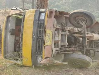 Just now a road accident in Uttarakhand, school bus overturned; Children injured, tree saved their lives
