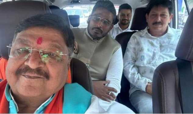 Congress got a big shock, Indore candidate Akshay Bam withdrew his nomination, joined BJP.
