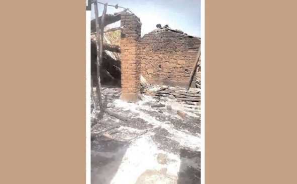 The girl's family set fire to four houses in a love marriage, 46 people ran away to save their lives.
