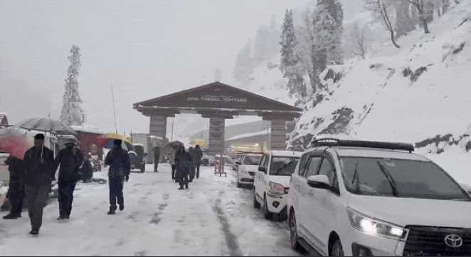Double trouble of rain and snowfall in Himachal! 6000 tourists trapped in Atal Tunnel were saved