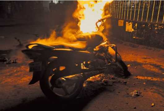 MP mischievous youth set fire to four bikes parked in the parking lot
