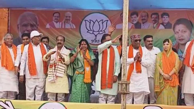 Another big blow to Congress in Chhattisgarh, more than 3 hundred workers joined BJP