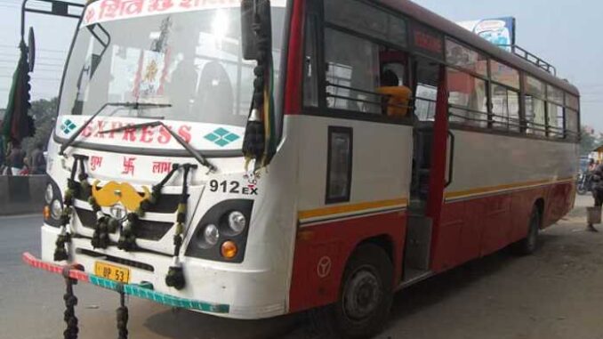 Four passengers including a woman drank tea near the bus stand... and then found unconscious at some distance, created panic