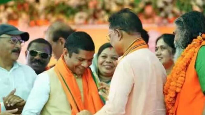 Big blow to AAP in Chhattisgarh! Now state president Komal Hupendi joins BJP