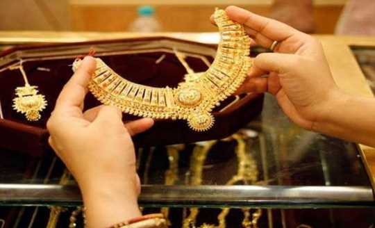 There was a brake on the continuously increasing gold prices, today gold fell by so much rupees.