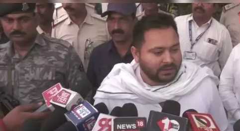 Nitish Kumar touched PM Modi's feet! Tejashwi said - I am embarrassed today, being so old... there must be some compulsion