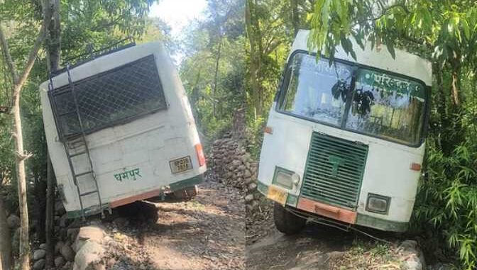 Bus crashes in Dharampur's Manudhar, stops behind tree, passengers scream