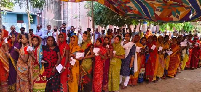 See the first glimpse of voting on 5 seats in Bihar, there was a queue of voters at the booths since morning.