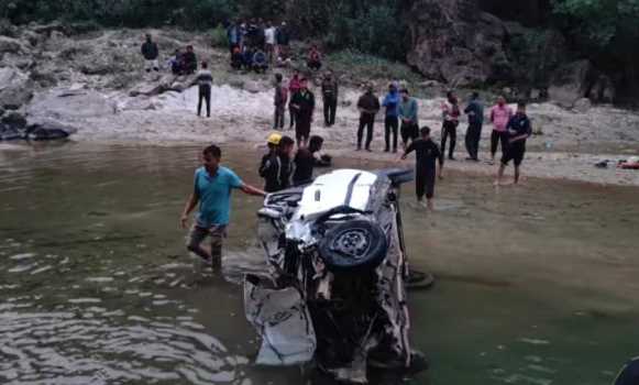 The car of people going to bathe in Ganga fell into the river in Bageshwar, Uttarakhand, 4 including two brothers died.